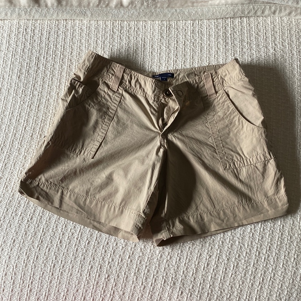 Gap Khaki Shorts / never worn / size 1